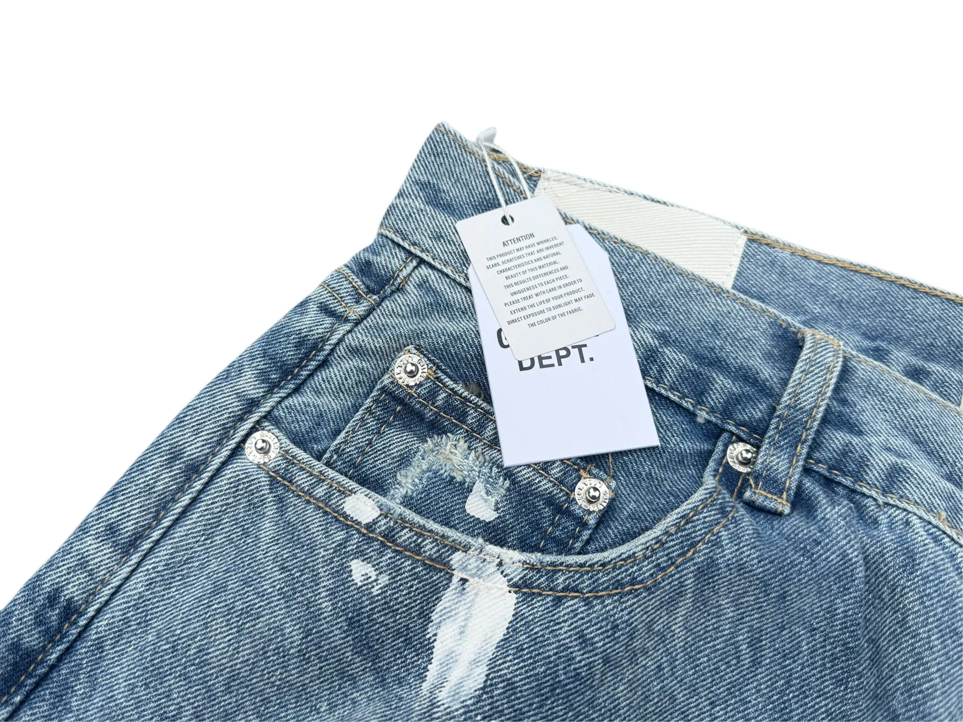 P250💰G70 GALLERY DEPT. Denim bell-bottoms with holes and random threads connected to washed and distressed spliced ​​jeans. GALLERY is attracted by these bell-bottoms. Whether it is a reset of Carhartt or Levis, it has created a strong brand style. Since these pants are modified from rare vintage, the production capacity is limited. Therefore, after many icons wore them, these pants were once hard to find. Later, perhaps due to the improvement of GD's business in the past two years and the expansion of production lines, the brand itself lowered the price, so I can't wait any longer for these pants this year and will definitely buy them. During the process of the denim washing plant, the owner of the washing plant helped introduce a boss who had worked for Levi's foundry and started his own business. This also paved the way for the following styles. Therefore, Levi's remodeled single product for the base plate is really familiar. Whether it is the fabrics supplied or the lathes used in production, there is nothing to choose from. -Color: blue -Size: S-XXL (corresponding to 28-36)